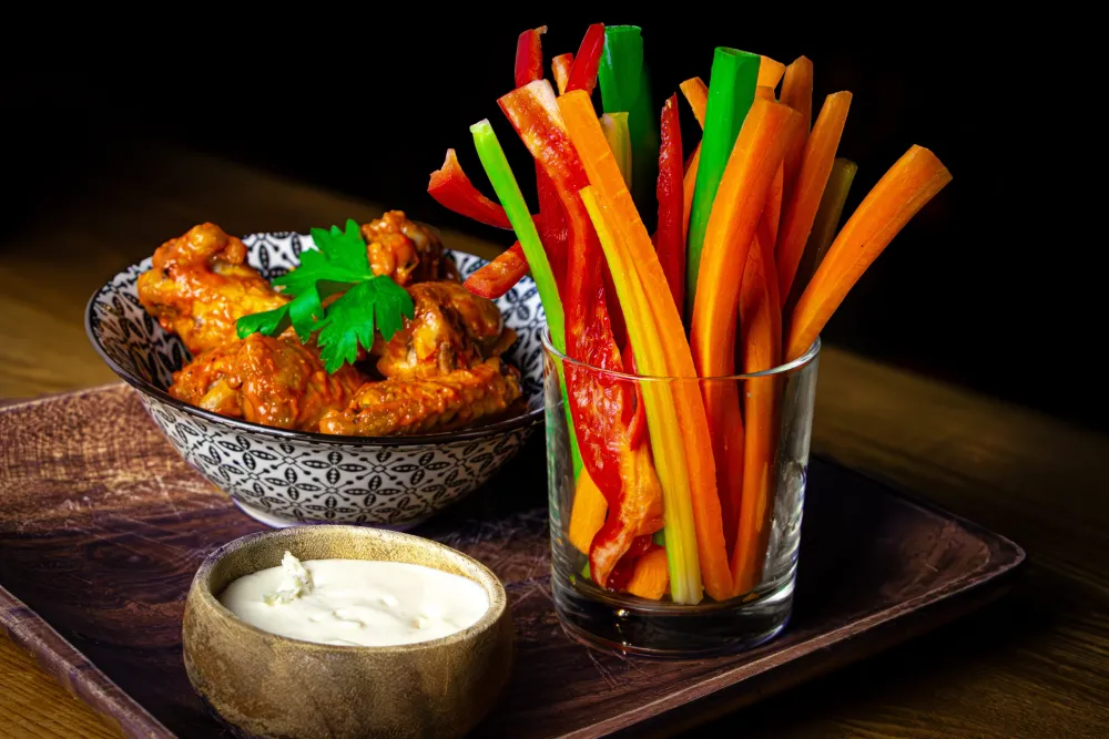 Buffalo chicken wings with vegetable sticks and blue cheese dressing - Butoiul de Aur