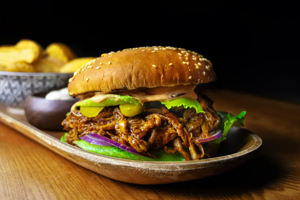 Pulled pork burger with french fries - Butoiul de Aur